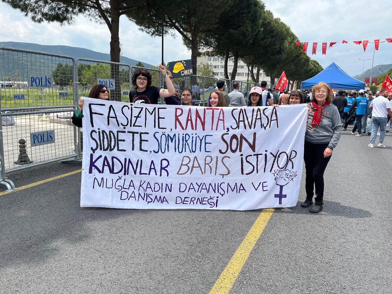 YASA(K)LARA SAYGILI SENDİKACILIK OL(A)MAZ![*]   (SİBEL ÖZBUDUN-TEMEL DEMİRER)